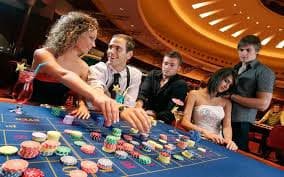 Antarmuka aplikasi mobile bostgame menampilkan menu utama slot dan permainan live casino